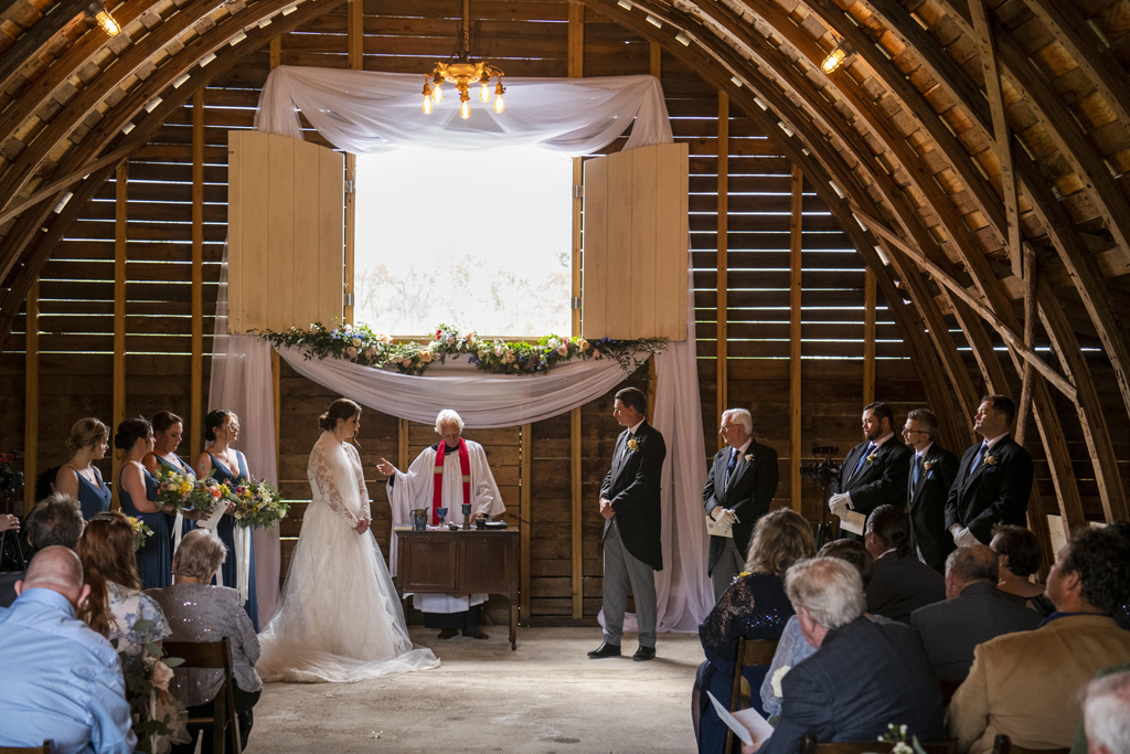Wedding in Round Top Barn. Lynn Cummings Photography