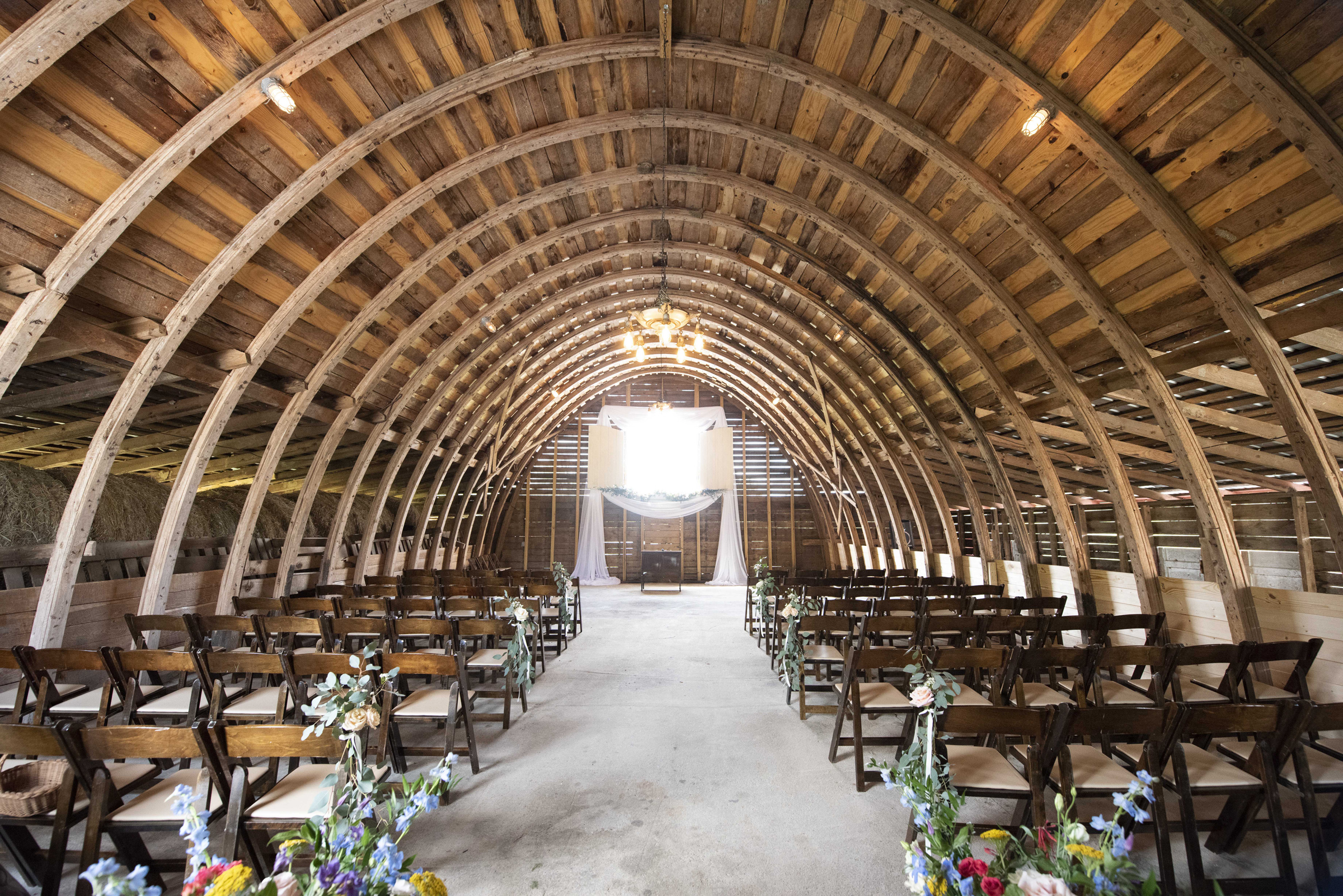 Round Top Barn Ceremony. Lynn Cummings Photography